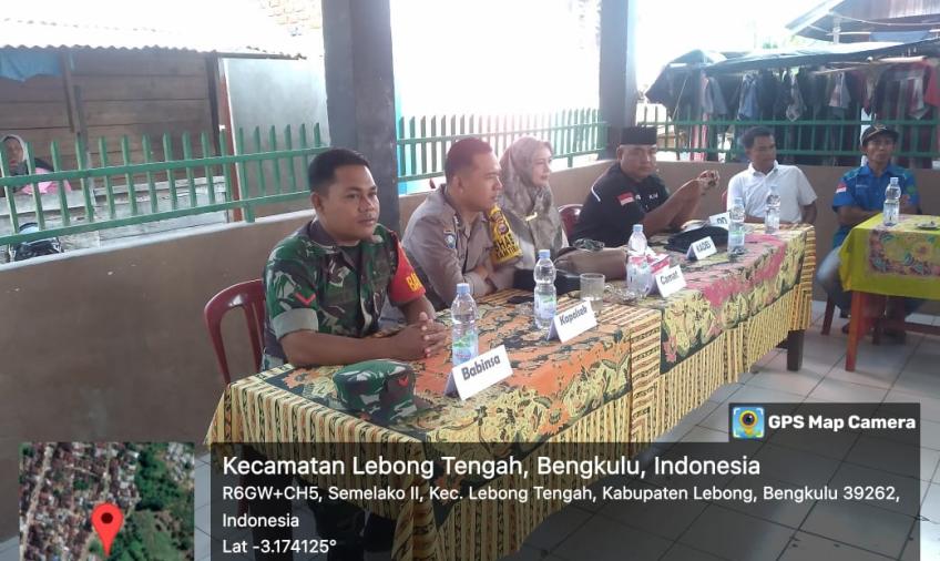 Bhabinkamtibmas Polsek Lebong Tengah Hadiri Penyaluran BLT DD di Desa Semelako II