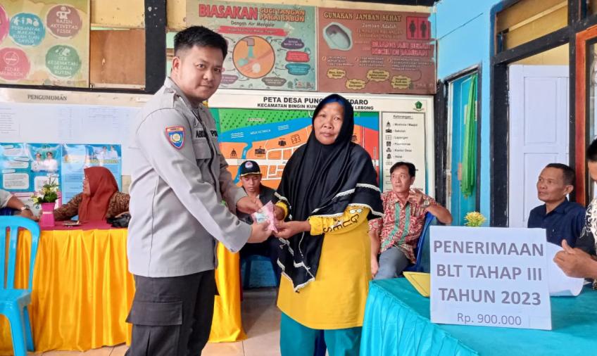 Bhabinkamtibmas Polsek Lebong Selatan Hadiri Penyaluran BLT DD di Desa Pungguk Pedaro