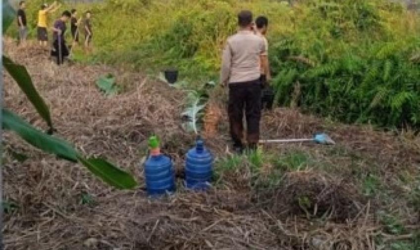 Bersinergi, Personel Polsek, Koramil Muara Bangkahulu dan Stake Holder Padamkan Kebakaran Lahan Kosong di Kelurahan Bentiring 