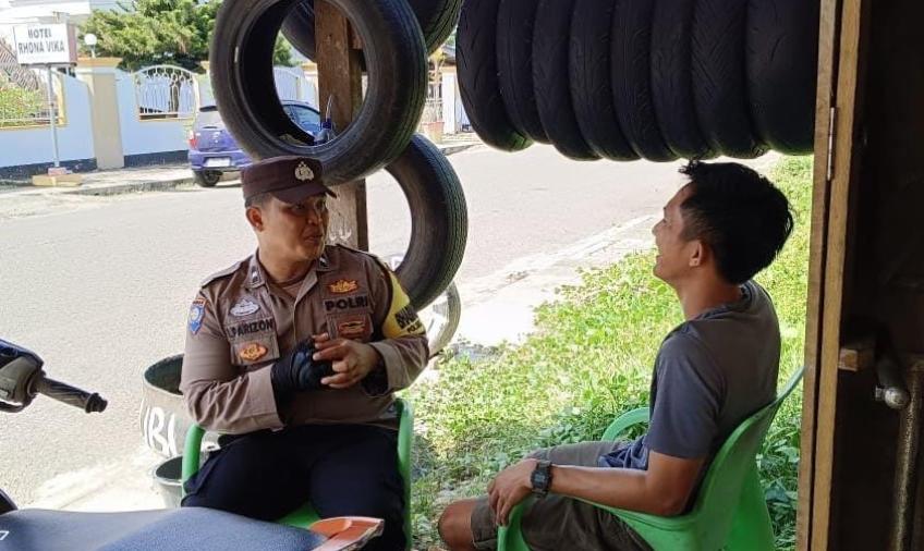 Sambang DDS, Bhabinkamtibmas Polsek Kota Manna Sampaikan Imbauan di Kelurahan Pasar Baru