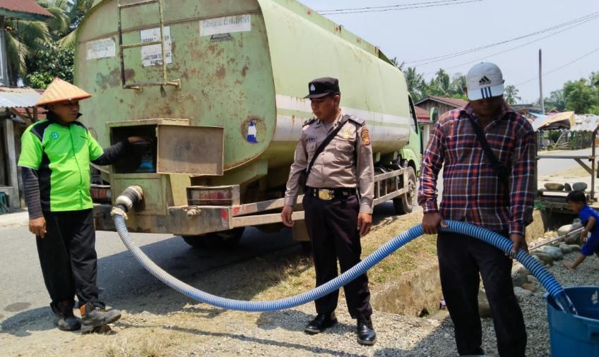 Polsek Kedurang dan PT. BSL  Berikan Bantuan Sosial Air Bersih Kepada Warga Desa Lubuk Ladung 