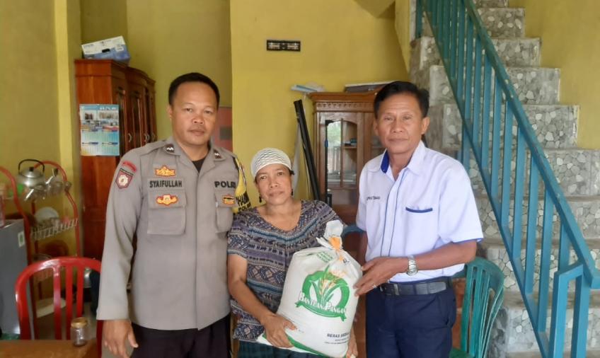 Bhabinkamtibmas Polsek Seginim Sambang dan Dampingi Dinas Ketahanan Pangan Distribusikan Beras Bantuan kepada Warga Binaannya
