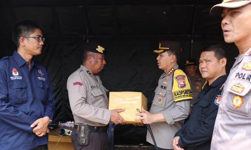 Kunjungan Ke KPU, Kapolresta Bengkulu Cek Pos Pengamanan dan Berikan Bingkisan 