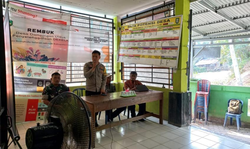 Bhabinkamtibmas Polsek Pino Raya Menghadiri Kegiatan Rembuk Desa Dampingan Penyelenggaraan DEKELA di Desa Binaannya