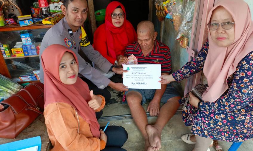 Bhabinkamtibmas Polsek Lebong Tengah Hadiri Penyaluran BLT DD di Desa Ujung Tanjung 3