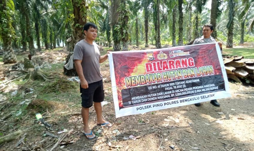 Sambangi Warga Desa Batu Panco, Bhabinkatibmas Polsek Pino Sampaikan Imbauan Karhutlah 