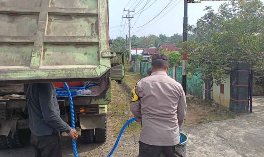 Polsek Pino Raya dan PT SBS Nanjungan Berikan Bantuan Sosial Air Bersih Kepada Warga Desa Pasar Pino 