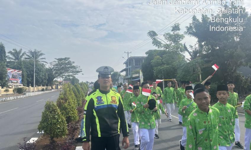 Sat Lantas Polres BS, Berikan Pengawalan dan  Pengaturan Lalu Lintas Kirab Hari Santri 2023 Ponpes Makrifatul Ilmu
