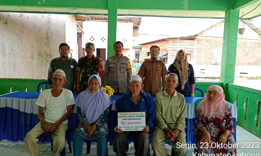 Bhabinkamtibmas Polsek Lebong Utara Hadiri Penyaluran BLT DD di Desa Air Kopras