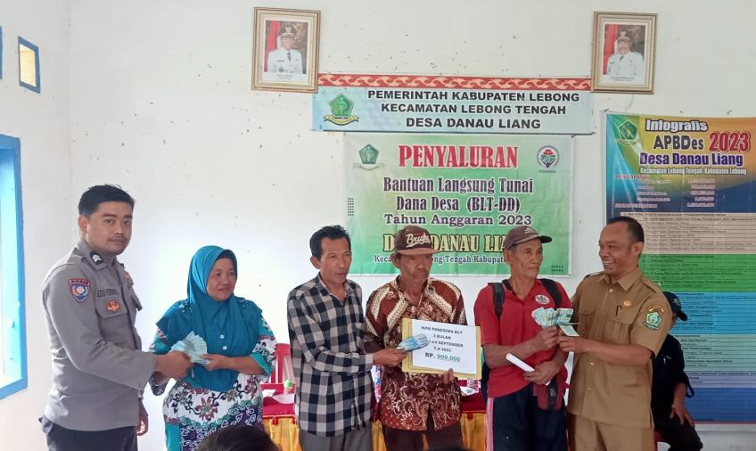 Bhabinkamtibmas Polsek Lebong Tengah Hadiri Penyaluran BLT DD di Desa Danau Liang