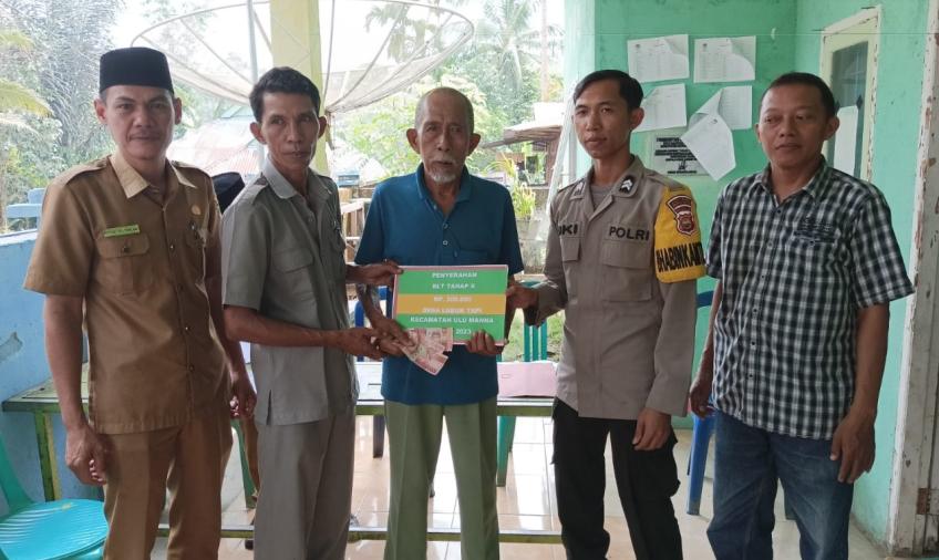 Bhabinkamtibmas Polsek Pino Hadiri Penyaluran BLT-DD Triwulan 4 di Desa Binaannya 