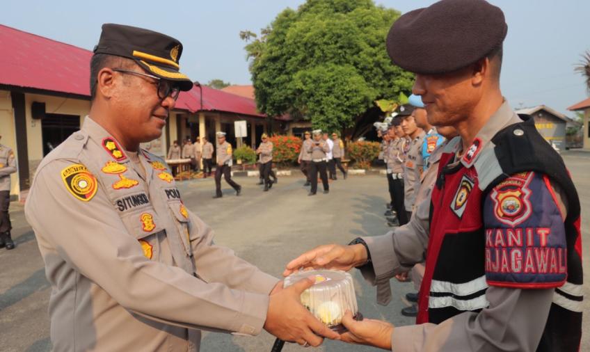 Usai Apel Pagi, Kapolres Bengkulu Selatan Beri Kejutan 22 Anggotanya yang Ultah di Bulan Oktober  