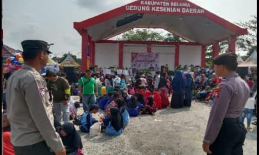 Personel Polsek Seluma Laksanakan Pengamanan dan Pengaturan Lalin Jalan Santai HUT PGRI dan Radar Seluma
