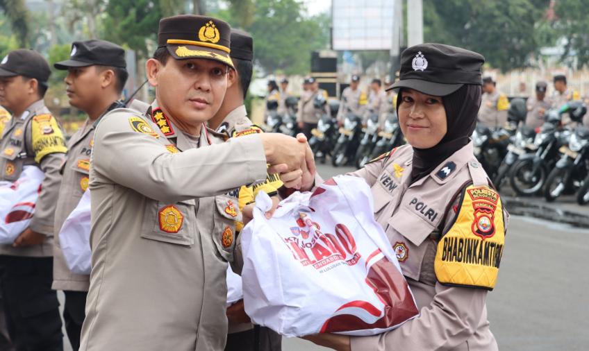 Polda Bengkulu Melalui Polresta Bengkulu Distribusikan  Bansos AKABRI Angkatan 90