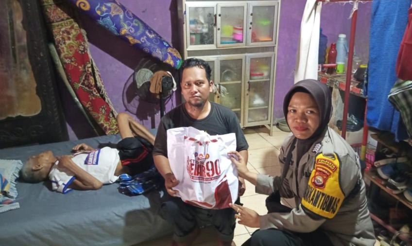 Bhabinkamtibmas Polsek Kampung Melayu Bagikan Paket Sembako dari AKABRI Angkatan 90 