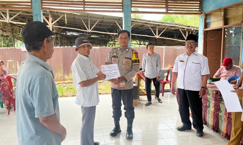 habinkamtibmas Polsek Lebong Utara Hadiri Pembagian BLT DD di Desa Tambang Sawah