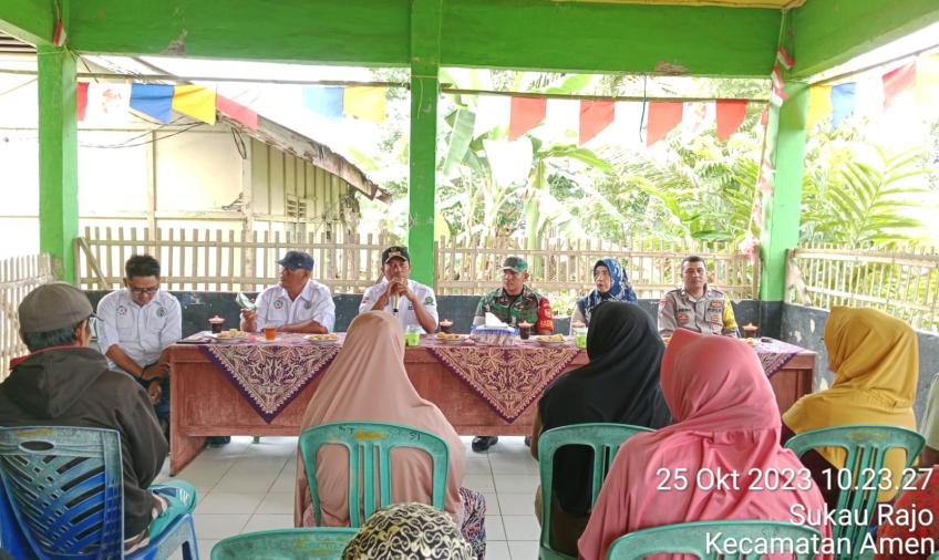 Bhabinkamtibmas Polsek Lebong Utara Hadiri Pembagian BLT DD di Desa Sukau Rajo