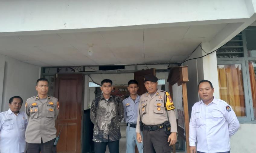 Personel Polres Bengkulu Selatan Patroli Kantor KPU dan Kantor Bawaslu 