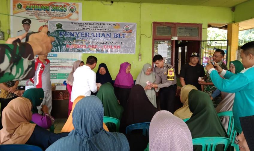 Bhabinkamtibmas Polsek Lebong Atas Hadiri Penyaluran BLT DD di Desa Tabeak Blau I