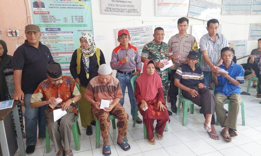 Bhabinkamtibmas Polsek Lebong Utara Hadiri Penyaluran BLT DD di Desa Talang Bunut 