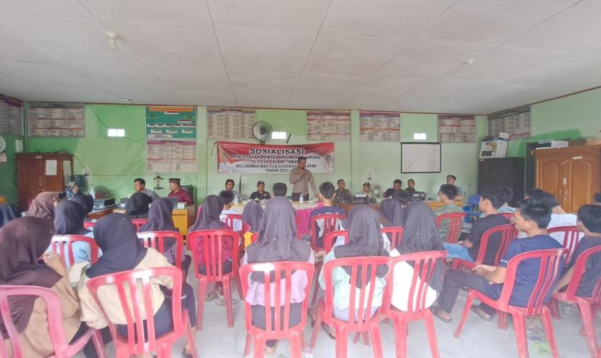 Kanit Binmas dan Bhabinkamtibmas Polsek Manna Sambangi Warga Desa Binaanya Hadiri Kegiatan Sosialisasi Bahaya Narkoba