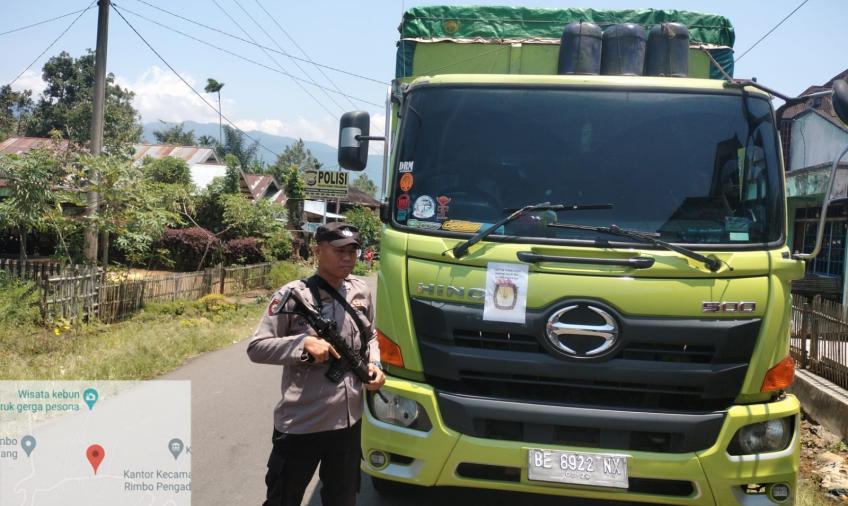 Polsek Rimbo Pengadang Kawal Truk Pengangkut Logistik Pemilu