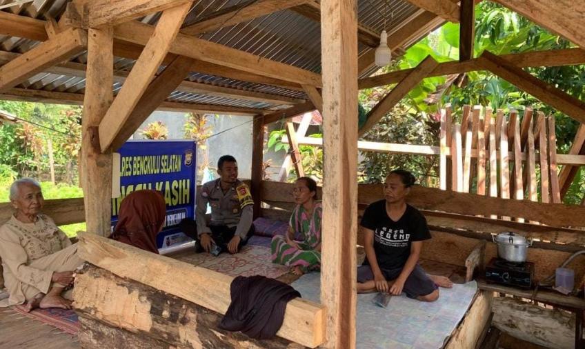Polsek Kedurang Gelar Minggu Kasih di Desa Air Sulau 