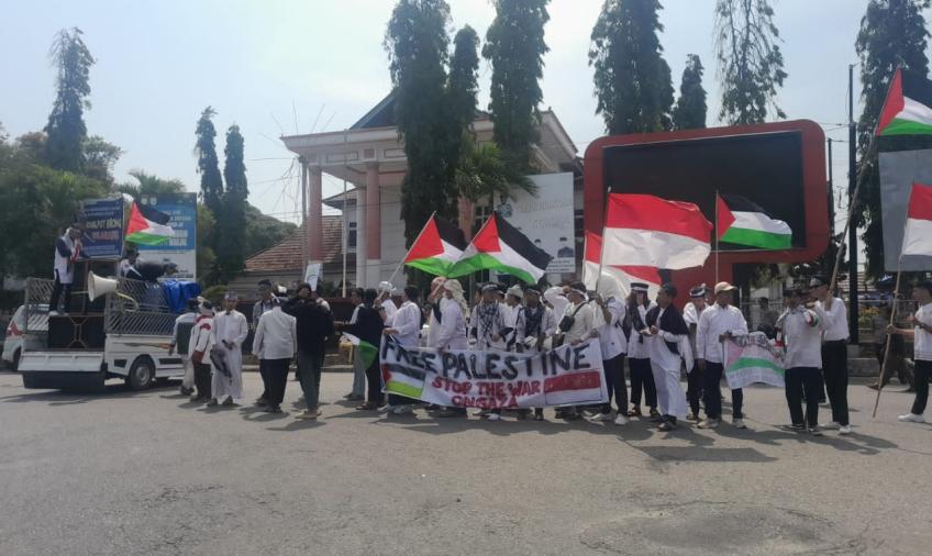 Polres Bengkulu Selatan Lakukan Pengawalan dan Pengaturan Lalin Pawai Aksi Bela Palestina oleh ADAM