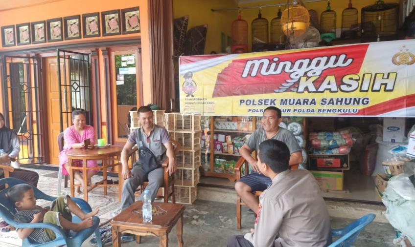 Jalin Komunikasi, Polsek Muara Sahung Minggu Kasih di Desa Ulak Lebar