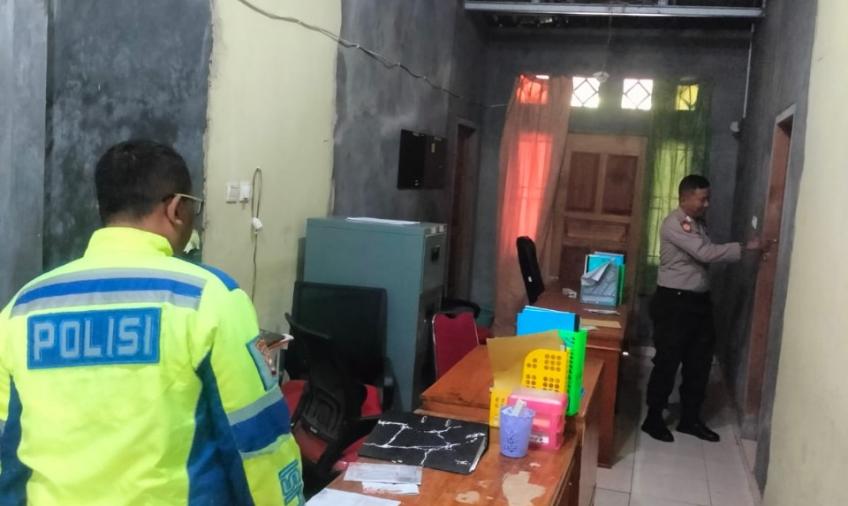 Personel Polres Kaur Patroli ke Kantor Bawaslu 
