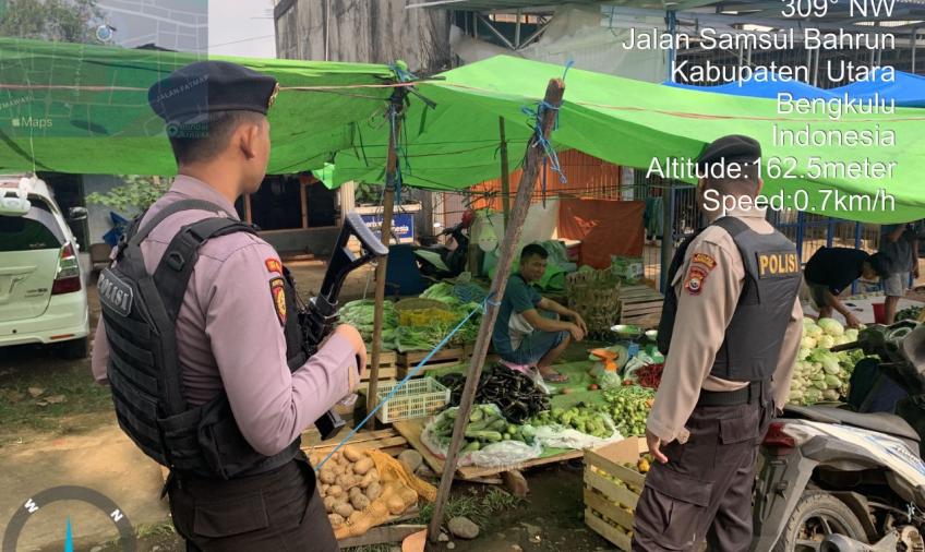 Patroli Siang Ke Pasar Purwodadi,  Sat Samapta Polres Bengkulu Utara Sampaikan Imbauan Kamtibmas dan Prokes