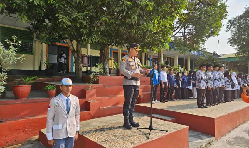 Police Goes To School, Kapolsek Gading Cempaka Jadi Irup di SMAN 04 Kota Bengkulu  