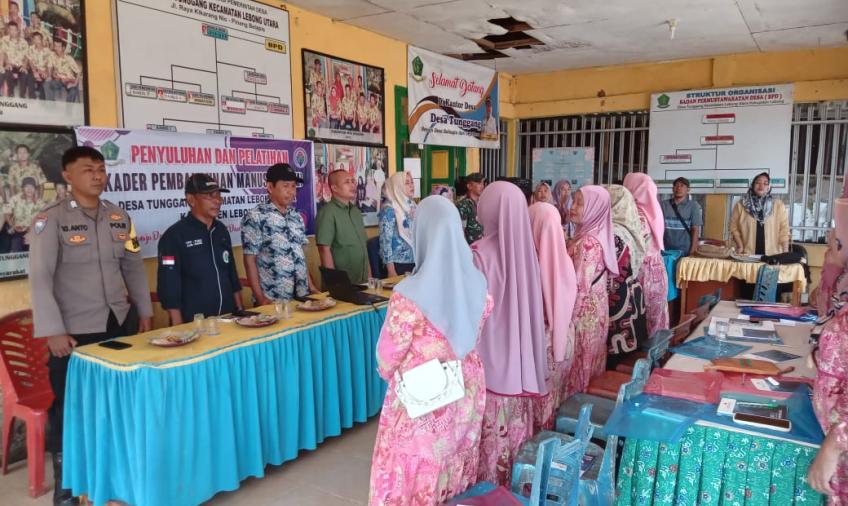 Bhabinkamtibmas Polsek Lebong Utara Hadiri Penyuluhan dan Pelatihan Kader Pembangunan Manusia di Desa Tunggang