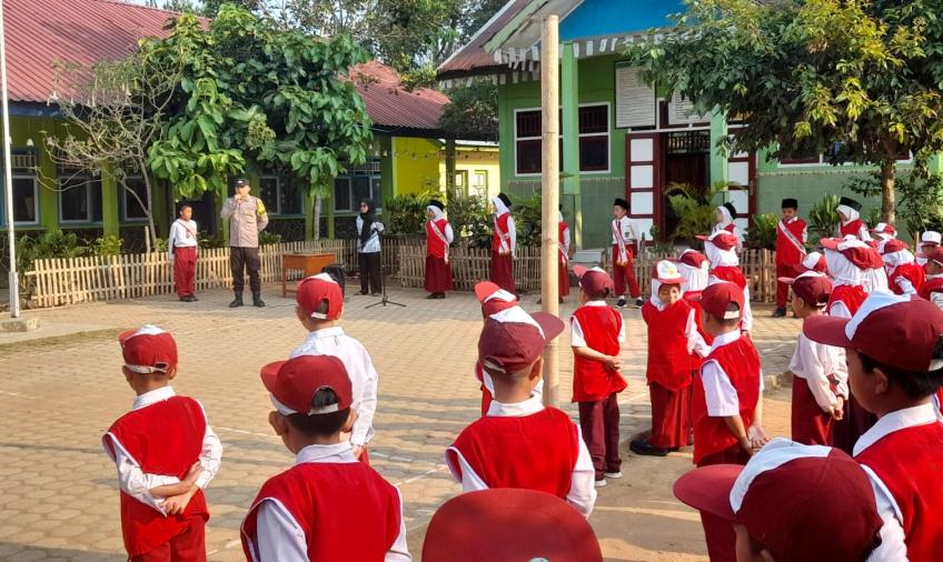 Bhabinkamtibmas Polsek Lebong Atas Jadi Pembina Upacara di SDN 18 Lebong