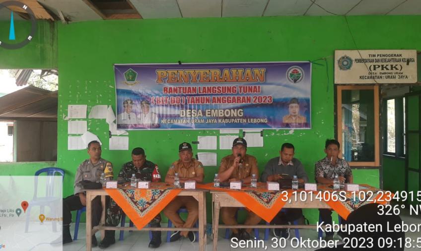 Bhabinkamtibmas Polsek Lebong Utara Hadiri Penyaluran BLT DD di Desa Embong