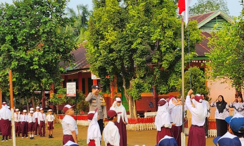 Bhabinkamtibmas Polres BU Jadi Pembina Upacara di Sekolah