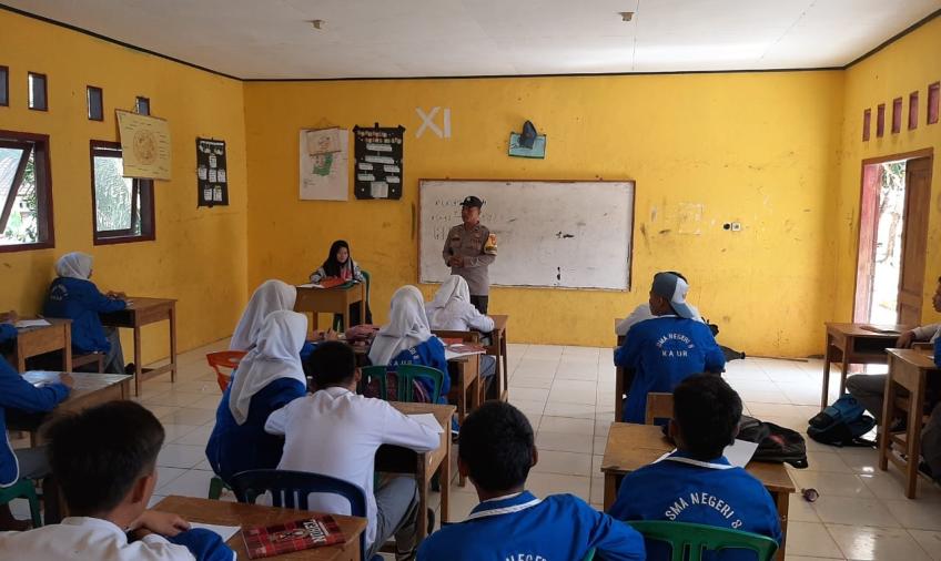 Bhabinkamtibmas Polsek Maura Sahung Laksanakan Police Go To School, Sampaikan Sosialisasi Narkoba Kepada Siswa SMAN 08 Kaur