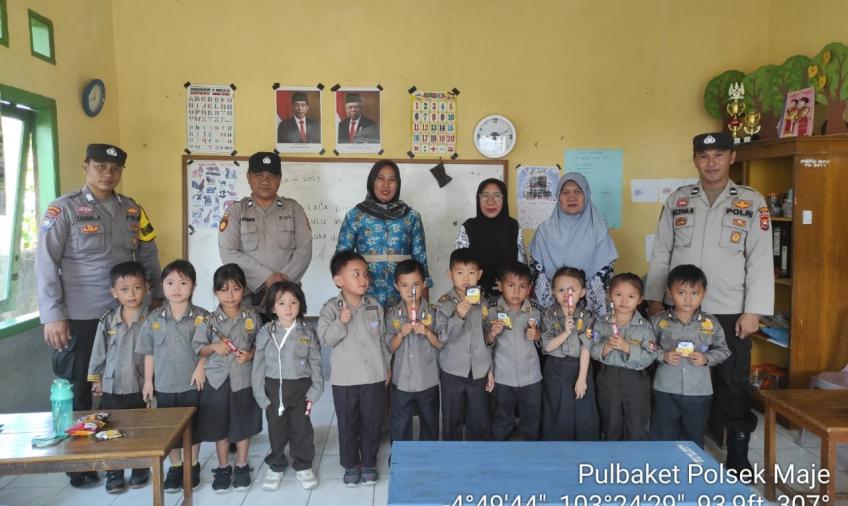 Polsek Maje Police Go To School di TK Negeri Sinar Pagi 