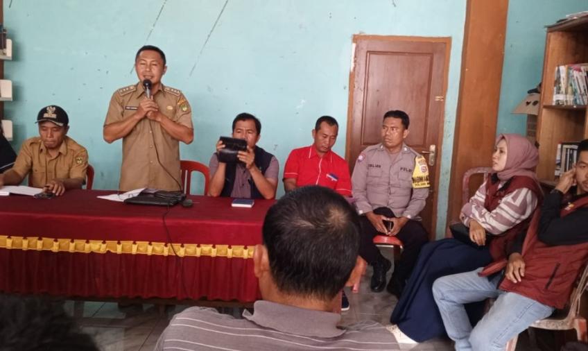Bhabinkamtibmas Polsek Manna Menghadiri Musyawarah Verifikasi Kelayakan Penerima Bantuan Sosial di Desa Ketaping