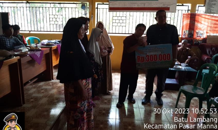 Bhabinkamtibmas Polsek Pino Raya Hadiri Penyaluran BLT-DD Desa Padang Serasan