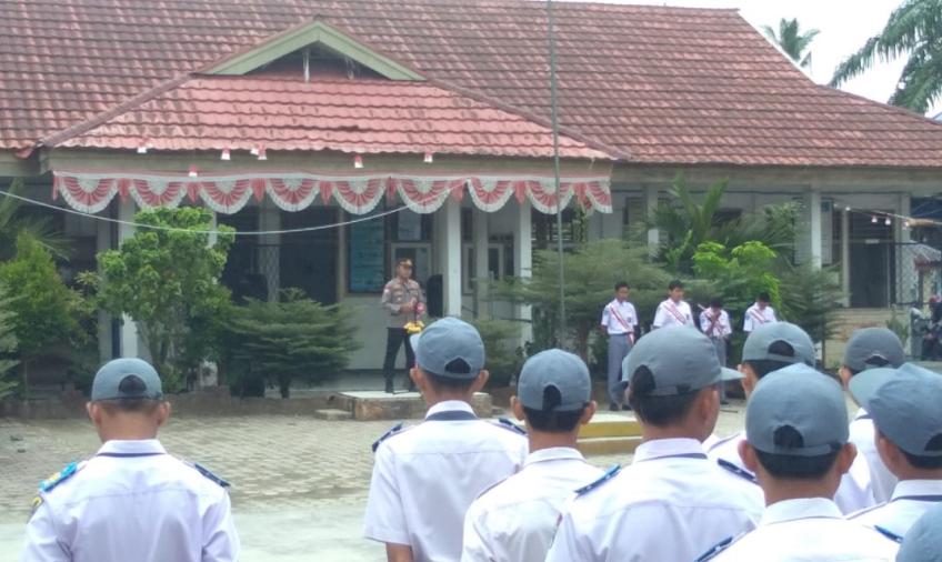 Jadi Pemimpin Upacara  di SMKN 3 BS, Kasat Binmas   Sampaikan Anti Narkoba dan Kenakalan Remaja 