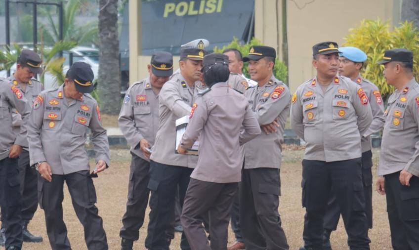 Gerakan Sosial Senin Berbagi Bentuk Empati Personel Polres BS kepada Warga yang Membutuhkan