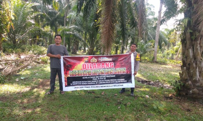 Sampaikan Imbauan Karhutlah, Polsek Pino Sambangi Warga Desa Merambung