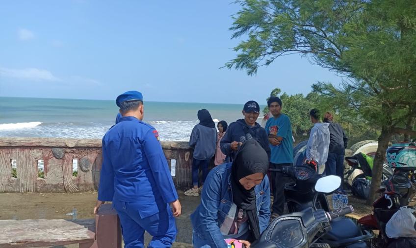 Sambang Dialogis Sat Polairud di Pantai Wisata Pasar Bawah, Mengimbau Wisatawan Untuk Tidak Mandi Ditepi Pantai  
