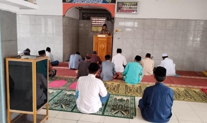 Bhabinkamtibmas Sampaikan Khotbah Jumat di Masjid Al Falah Desa Ulak Lebar 