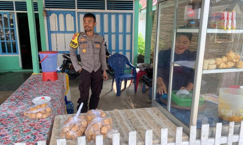Bhabinkamtibmas Polsek Kedurang mewakili Kapolsek Sambang dengan cara Door to Door System