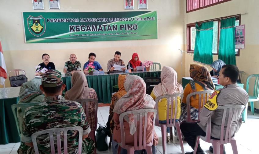 Kanit Binmas Polsek Pino dan Bhabinkamtibmas Polsek Pino hadiri Kegiatan Sosialisasi Pencegahan dan Penanganan Stunting Serta Gizi Buruk