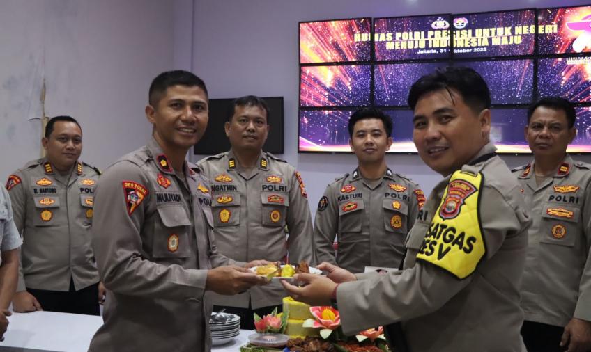 Hari Jadi Humas Polri Ke-72, Polres Lebong Potong Tumpeng