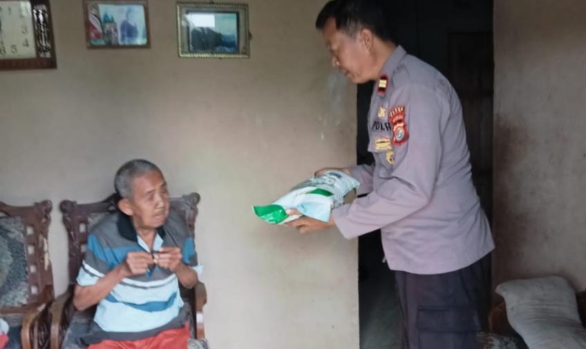 Peduli Kepada Warga yang Kurang Mampu, Polsek Tanjung Kemuning Gelar Selasa BerbagiPeduli Kepada Warga yang Kurang Mampu, Polsek Tanjung Kemuning Gelar Selasa Berbagi