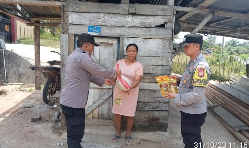 Selasa Berbagi, Polsek Maje Berikan Bantuan Beras dan Minyak Goreng Kepada Warga Kurang Mampu 
